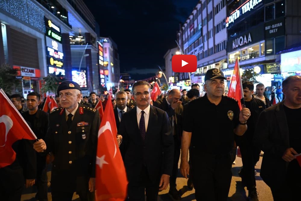 Erzurum'da 107. yıllık coşku fener alayı ile renklendi