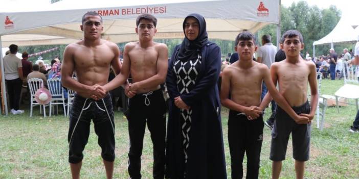 Narman’da er meydanına 4 kardeş çıktı, anne Esma’nın yüreği ağızlara getirdi!