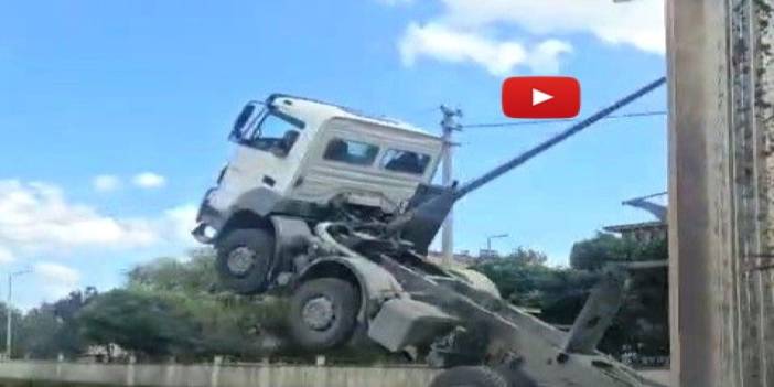 Aşkale’de akılalmaz anlar! Başüstü levhaya çarpan kamyon şaha kalktı