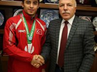 BÜYÜKŞEHİR’İN SPORCUSU GENÇOĞLU, KICK BOKS’TA DÜNYA İKİNCİSİ OLDU