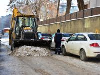 Belediyenin kar temizliğine araçlar engel oluyor