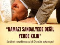 Sandalyede namaz kılanları uyardı..