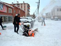 Çat Belediyesi'nin karla mücadelesi sürüyor