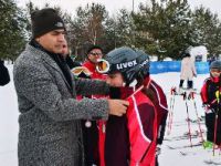 Yakutiye Belediyesi Erzurum’un Çocuklarına Kayak Öğretiyor