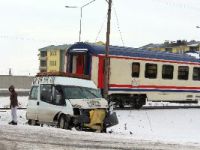 Erzurum'da Yolcu Treni Minibüse Çarptı