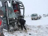 Erzincan'da Erzurum Yolcu Otobüsü ile Tır Çarpıştı: 17 Yaralı Var