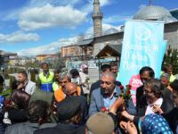 ÇAT BELEDİYESİ ERZURUM'U GÜL YAĞMURUNA TUTTU ...ÇAT BELEDİYESİ, KUTLU DOĞUM HAFTASI DOLAYISIYLA VATANDAŞLARA 12 BİN ADET GÜL DAĞITTI