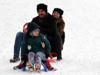 Palandöken’de düşe kalka kızak keyfi