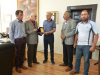 Köylüler teşekkür için, Korkut'a plaket verdiler