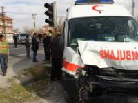 Erzurum'da Ambulans Devrildi: 3 Yaralı