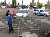 Erzurum'da Tapulu Arazisinden Geçen Yola Duvar Ören Yaşlı Adamı Görenler Şaşkına Döndü