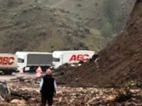 Heyelan Kars-Erzurum karayolunu ulaşıma kapattı