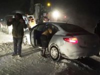 Erzurum’da tipi nedeniyle çok sayıda araç yolda kaldı