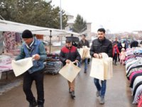 PALANDÖKEN BELEDİYESİ, ÖNCÜ OLDU PAZARDA BEZ ÇANTA DAĞITTI