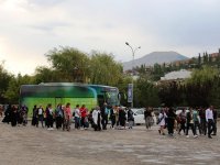 Erzurum İstanbul Dernekler Federasyonu Kadın Kolları köy çocuklarını sevindirdiler