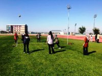 Kadın çalışanlar voleybol oynayarak mesailerine başladı