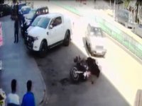 Polis motosikletine çarptı: 2 yaralı