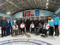 Protokol üyeleri ile 'Tekerlekli Sandalye Curling Milli Takımı' hazırlık maçı yaptı