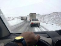 Erzurum’da buzda kayan tır yolu ulaşıma kapattı