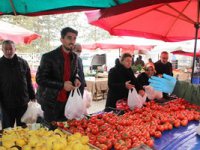 Marketlerdeki kalabalık pazara yansımadı, meyve fiyatları yarı yarıya düştü