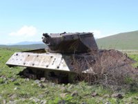 Dağ eteğindeki terk edilmiş tanklar görenleri hayrete düşürüyor