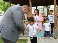 Çocuklar bu maskeleri takmak için sıraya giriyor