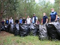 Başkan Orhan ve belediye çalışanları ormanlık alanda temizlik yaptı