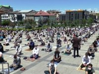 Erzurum’da cuma namazında meydanlar doldu taştı