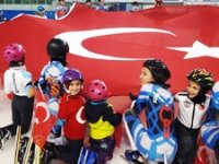 Minik short track sporcuları Cumhuriyet’in 97. yılını buz üzerinde dev Türk bayrağı açarak kutladı