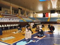 Erzurum’da cuma namazı spor salonlarında kılındı