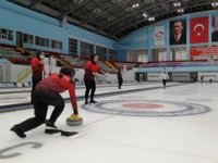 Curling 2. Lig müsabakaları Erzurum’da devam ediyor