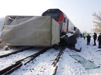 Erzurum’da tren kamyonete çarptı: 1 yaralı