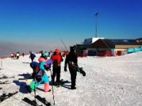 Yaşadıkları ilde kar olmadığı için Erzurum’a kayak yapmaya geldiler