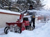 Erzurum Büyükşehir Belediyesi ekipleri karla mücadeleye devam ediyor