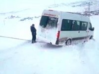 Buzlu yolda şarampole düşen midibüs yol açma dozeri ile kurtarıldı