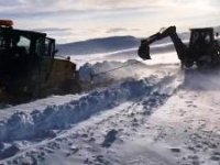 Yol açmaya giden greyder fırtınada kara saplandı