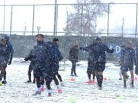 BB Erzurumspor kar altında çalıştı