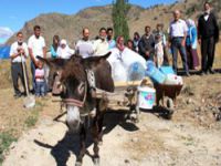 Erzurum'da eşek sırtında evlerine su taşıyorlar