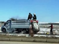 Erzurum'da kağıt yüklü kamyonet yandı