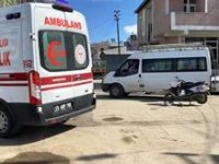 Horasan'da kamyonet motosikletli kuryeye çarptı: 1 yaralı