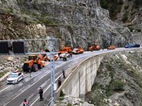 Artvin-Erzurum kara yolu heyelan nedeniyle ulaşıma kapandı