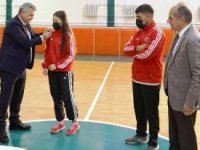 DSİ Bölge Müdürü başarılı sporcularını altınla ödüllendirdi