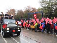 7’den 70’e yağmur altında Cumhuriyet Bayramını kutladılar