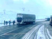 Erzurum’da yollar buz pistine döndü, onlarca tır mahsur kaldı