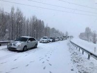 Erzurum-Erzincan karayolunda yüzlerce araç mahsur kaldı