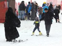 Binler Palandöken’e akın etti, pistler doldu taştı