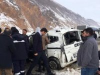 Erzurum'da yolcu otobüsü kamyonete çarptı: 3 yaralı