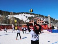 Kar üstünde voleybol nefesleri kesiyor