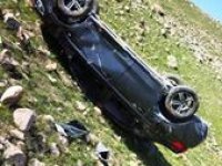Horasan’da otomobil uçuruma yuvarlandı, 6 yaralı