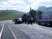 Erzurum’da kaza sonrası köylüler yolu trafiğe kapattı